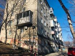1-комнатная, улица Школьная 2 в Находке 1-комнатная, улица Школьная 2. Центральная площадь, агентство, 30,6 кв. м. Дом снаружи