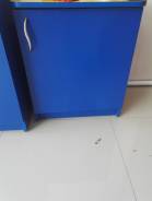 Столы и стулья.