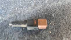 Концевик под педаль тормоза. Infiniti: QX56, M35 Hybrid, M45, QX50, Q45, M56, FX35, EX25, FX37, QX70, M25, EX35, EX37, FX30d, G35, I30, M37, FX50, QX8...