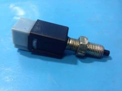Концевик под педаль тормоза. Nissan: NV350 Caravan, Maxima, Hardbody, King Cab, Altima, Lucino, Figaro, NX-Coupe, BE-1, NP300, Almera, Silvia, Xterra...