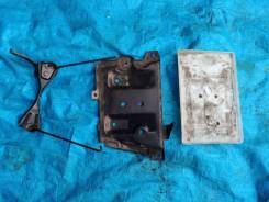 Крепление аккумулятора. Infiniti: QX56, M45, J30, M56, M25, I30, M37, M35, QX80, Q70, I35 Nissan: NV350 Caravan, Maxima, Vanette Truck, Altima, Kicks...