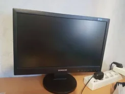Samsung. 19", ���������� �� (LCD)
