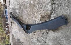 Накладка на стойку. Peugeot 308, 4B, 4E Двигатели: 9HZ, DV6CTED4, DV6DTED, DV6DTED4, DW10BTED4, DW10CTED4, DW10DTED4, EP3C, EP6, EP6C, EP6CDT, EP6DT
