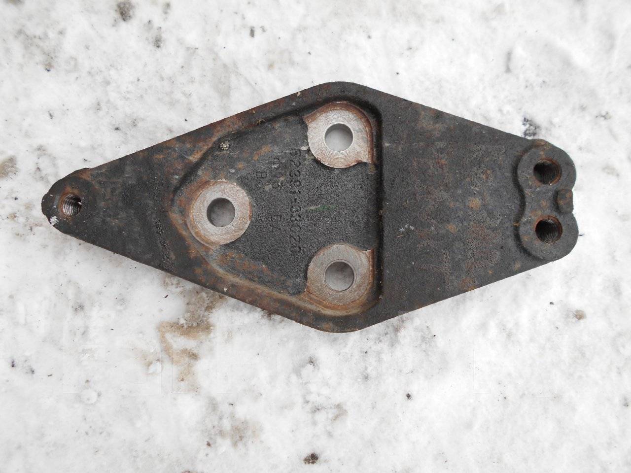 Редуктор форд маверик 2. Кронштейн заднего редуктора. Кронштейн крепления редуктора навесного оборудования. Кронштейн заднего редуктора. Крепление редуктора subaru tribeca.