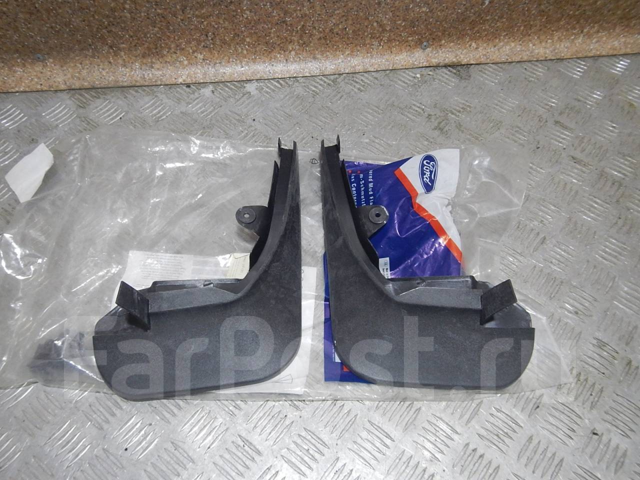 1520507 ford брызговики. Брызговики на форд фиеста. Брызговики форд фикстамк5. Брызговики форд фикстамк5. Крепление брызговика форд фиеста мк6.