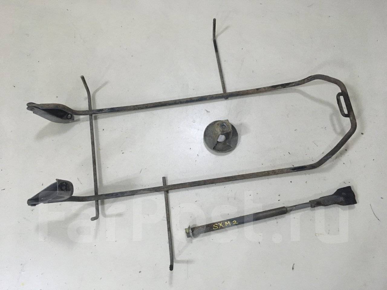 Крепление запаски. Крепление запаски тойота калдина st195. Крепление запаски. Mb100d запаска. Калитка запаски ленд крузер 80.