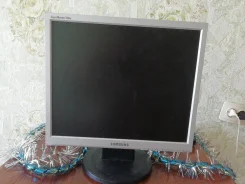Samsung. 19", ���������� �� (LCD)