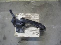 Кронштейн фары. Audi Q5, FYB Двигатели: CGWD, CVMD, CWGD, DAXB, DAXC, DAYB, DCPC, DESA, DETA, DETB, DEUA, DEUB, DJYA