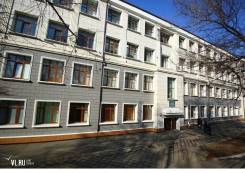 Гардеробщик. МБОУ "СОШ 13". Улица Набережная 1