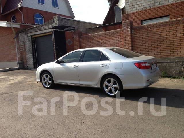 Toyota Camry 50 белая на литье