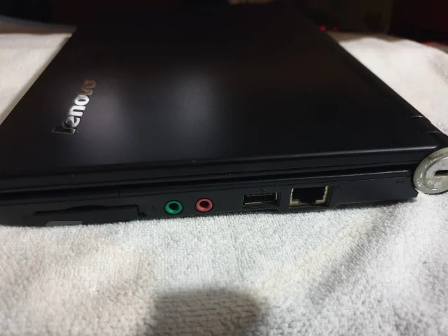 Lenovo IdeaPad S10. 10.2", 1 600����, ��� 1024 ��, ���� 130���, WiFi: 1, Bluetooth: 1, ����������� �� 3��. ����