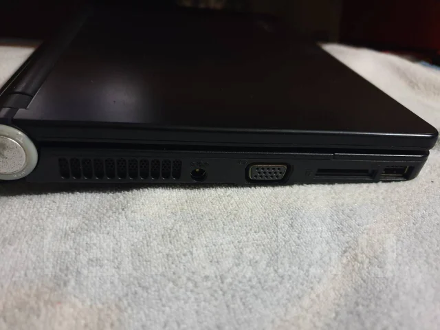 Lenovo IdeaPad S10. 10.2", 1 600����, ��� 1024 ��, ���� 130���, WiFi: 1, Bluetooth: 1, ����������� �� 3��. ����