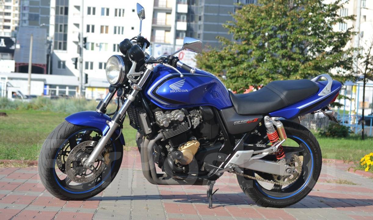 Мотоциклист на Honda cb400