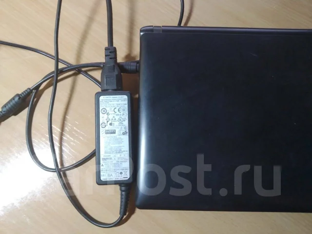 Samsung N100. 10", 1,3����, ��� 2048 ��, ���� 150���, WiFi: 1, ����������� �� 5��. ����