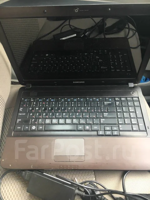 Samsung R540. 15.6", 2����, ��� 2048 ��, ���� 200���, WiFi: 1, Bluetooth: 1, ����������� �� 1��. ����