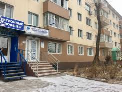 Под салон, офис продаж, серв. центр и др. - 44 м - Столетие - 1 линия. 44 кв. м., проспект 100-летия Владивостока 64, р-н Столетие. Дом снаружи