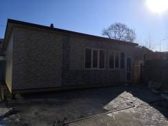 Сдается помещение 54 кв. м. с территорией 120 кв. м. офис, маг. и т. д. 54 кв. м., улица Бородинская 28а стр. 1, р-н Вторая речка. Дом снаружи