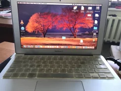 Apple MacBook Air 11. 11", 1,8����, ��� 4 ��, ���� 250���, WiFi: 1, Bluetooth: 1, ����������� �� 10��. ����