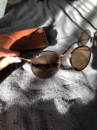 Очки Ray-Ban.