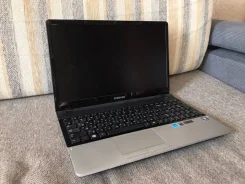 Samsung 300E5A. 15.6", 2,3����, ��� 4 ��, ���� 500���, WiFi: 1, Bluetooth: 1, ����������� �� 4��. ����