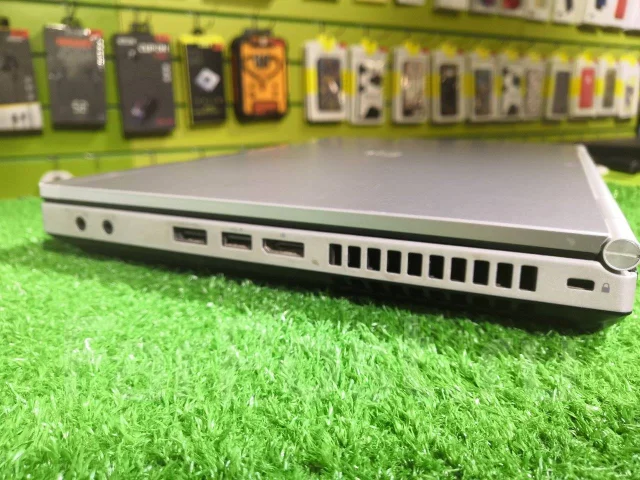 HP EliteBook. 14", 2,7����, ��� 4 ��, ���� 500���, WiFi: 1, Bluetooth: 1, ����������� �� 2��. ����