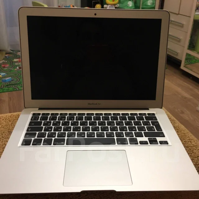 Apple MacBook 13. 13", 1,8����, ��� 8 ��, ���� 128���, WiFi: 1, Bluetooth: 1, ����������� �� 12��. ����
