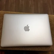 Apple MacBook 13. 13", 1,8����, ��� 8 ��, ���� 128���, WiFi: 1, Bluetooth: 1, ����������� �� 12��. ����