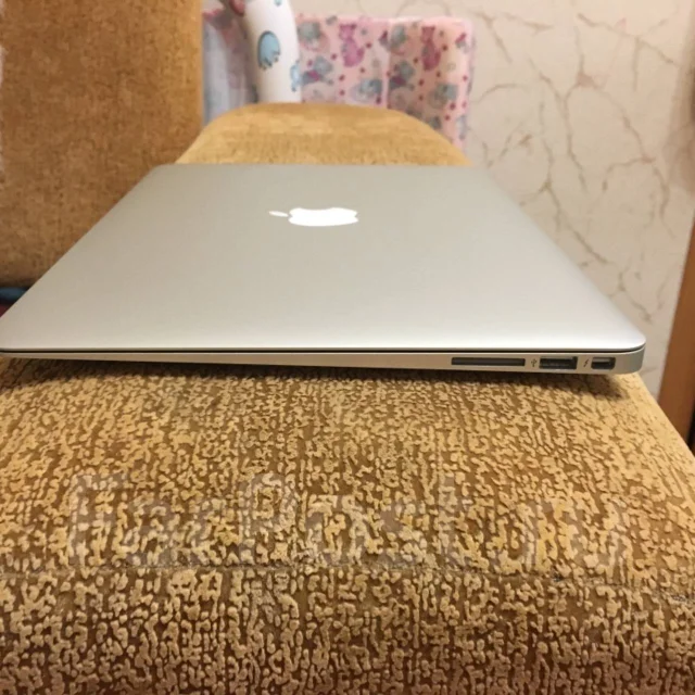 Apple MacBook 13. 13", 1,8����, ��� 8 ��, ���� 128���, WiFi: 1, Bluetooth: 1, ����������� �� 12��. ����