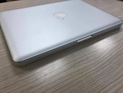 Apple MacBook 13. 13.3", 2,3����, ��� 8 ��, ���� 750���, WiFi: 1, Bluetooth: 1, ����������� �� 11��. ����