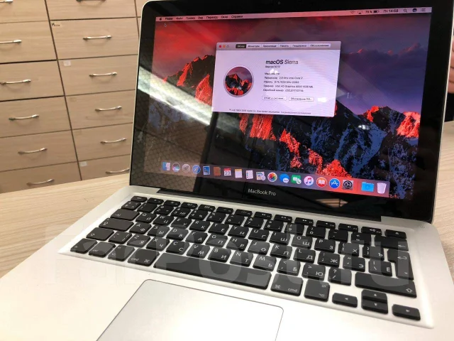 Apple MacBook 13. 13.3", 2,3����, ��� 8 ��, ���� 750���, WiFi: 1, Bluetooth: 1, ����������� �� 11��. ����
