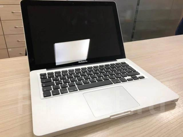 Apple MacBook 13. 13.3", 2,3����, ��� 8 ��, ���� 750���, WiFi: 1, Bluetooth: 1, ����������� �� 11��. ����
