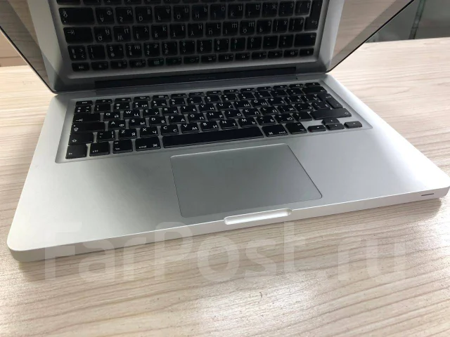Apple MacBook 13. 13.3", 2,3����, ��� 8 ��, ���� 750���, WiFi: 1, Bluetooth: 1, ����������� �� 11��. ����
