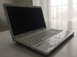 Sony VAIO. 15.6", 2,3����, ��� 4 ��, ���� 290���, WiFi: 1, Bluetooth: 1, ����������� �� 2��. ����