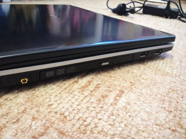 Roverbook Pro. 17", 2����, ��� 2048 ��, ���� 100���, WiFi: 1, Bluetooth: 1, ����������� �� 1��. ����