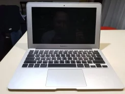 Apple MacBook Air 11. 11", WiFi: 1, Bluetooth: 1 ����