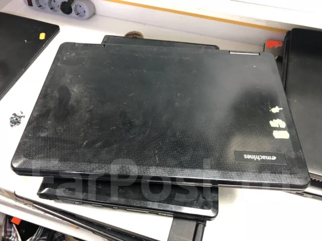 eMachines E725. WiFi: 1, Bluetooth: 1 ����