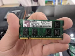 SO-DIMM DDR2.