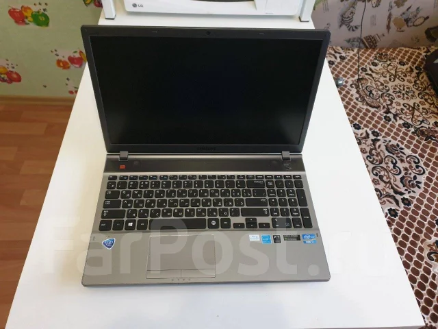 Samsung 550P5C-S03. 15.6", 2,4����, ��� 8 ��, ���� 1 000���, WiFi: 1, Bluetooth: 1, ����������� �� 4��. ����