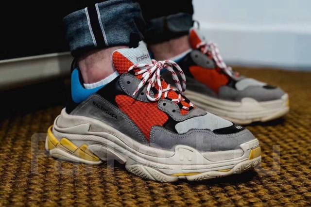 balenciaga triple s costo