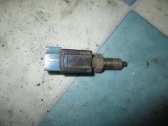 Концевик под педаль тормоза. Nissan: NV350 Caravan, Maxima, Hardbody, King Cab, Altima, Lucino, Figaro, NX-Coupe, BE-1, NP300, Almera, Silvia, Xterra...