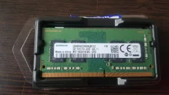 SO-DIMM DDR4.