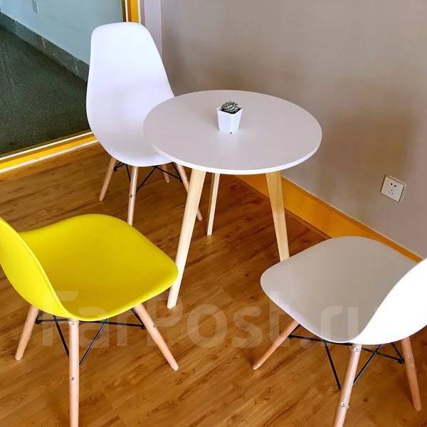 Пластмассовые стулья для кухни на деревянных ножках