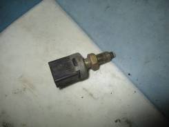 Концевик под педаль тормоза. Toyota: Platz, Corona, Lite Ace, Ipsum, Avensis, Sprinter Trueno, Corolla, Yaris Verso, Probox, MR-S, Tercel, Raum, Vista...