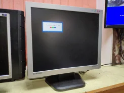 Samsung. 19", ���������� �� (LCD)