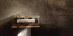 SO-DIMM DDR2.