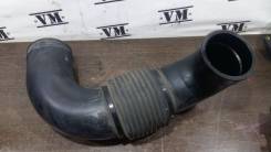 Патрубок воздухозаборника. Hyundai ix35 Hyundai Tucson, JM, LM, TL Hyundai Santa Fe, CM, DM, SM, TM Kia Sportage Двигатели: D4BB, D4EA, D4EB, D4EBV, D...