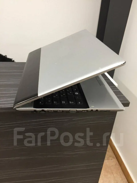 Samsung RV515. 15.6", 1,7����, ��� 12 ��, ���� 500���, WiFi: 1, Bluetooth: 1, ����������� �� 2��. ����