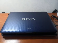 Sony VAIO VPC-EH3J1R. 15.5", 2,3����, ��� 4 ��, ���� 320���, WiFi, Bluetooth, ����������� �� 2��.