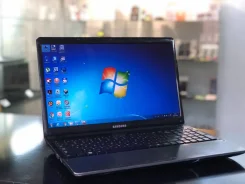 Samsung 300E5C. 15.6", 2 400����, ��� 4 ��, ���� 500���, WiFi: 1, Bluetooth: 1, ����������� �� 2��. ����