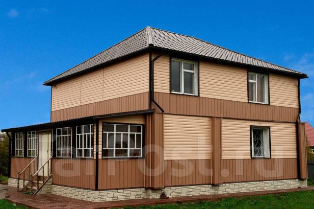 Фото фасадов обшитых домов Сайдинг Виниловый Дёке. Блокхаус, Корабельный брус, Ёлочка, в наличии. Цена: 332